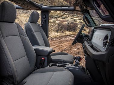 Jeep Wrangler عملية فيس ليفت IV (JL)، دفع رباعي 3 أبواب — المقاعد الأمامية