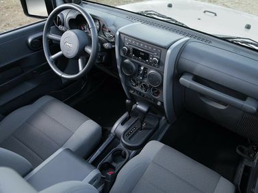 Jeep Wrangler III (JK)، دفع رباعي 5 أبواب — منطقة السائق