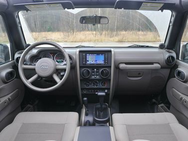 Jeep Wrangler III (JK)، دفع رباعي 3 أبواب — لوحة القيادة