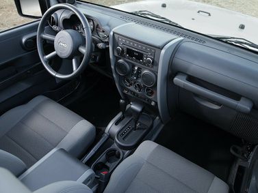 Jeep Wrangler III (JK)، دفع رباعي 3 أبواب — لوحة القيادة