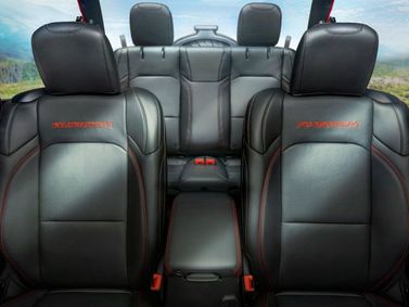 Jeep Wrangler IV (JL)، دفع رباعي 3 أبواب — المقاعد الأمامية