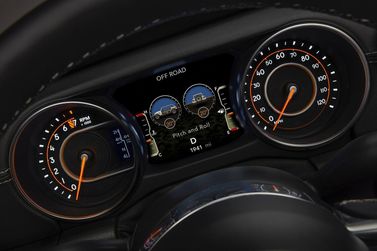 Jeep Wrangler IV (JL)، دفع رباعي 5 أبواب — لوحة العدادات