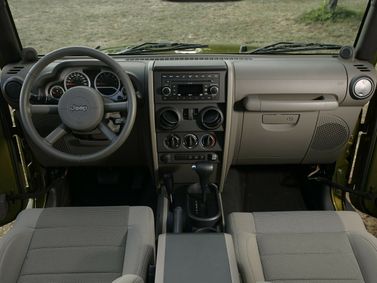 Jeep Wrangler III (JK)، دفع رباعي 5 أبواب — لوحة القيادة