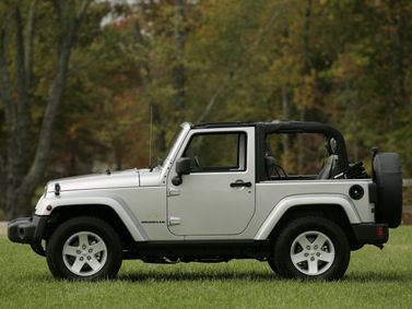 Jeep Wrangler III (JK)، دفع رباعي 3 أبواب — منظر من الجانب الأيسر