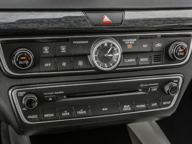 Kia Cadenza II, Седан — центральная консоль