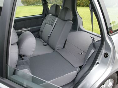 Kia Carens I (RS) Рестайлинг, Компактвэн — задние сиденья