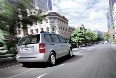 Kia Carnival ثانياً، ميني فان — منظر خلفي أيمن