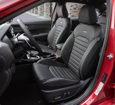 Kia Cerato فيس ليفت IV، سيدان — المقاعد الأمامية