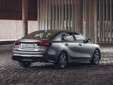 Kia Cerato فيس ليفت IV، سيدان — منظر خلفي بزاوية ثلاثة أرباع