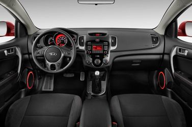 Kia Cerato ثانياً، هاتشباك 5 أبواب — لوحة القيادة