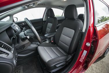 Kia Cerato ثالثاً، سيدان — المقاعد الأمامية