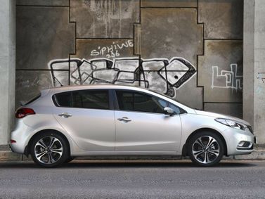 Kia Cerato ثالثاً، هاتشباك 5 أبواب — منظر من الجانب الأيسر