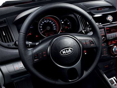 Kia Cerato ثانياً، كوبيه — عجلة القيادة
