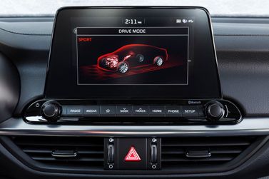 Kia Cerato رابعاً، سيدان — شاشة نظام المعلومات والترفيه