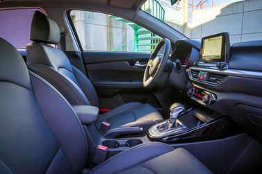 Kia Forte ثالثاً، سيدان — منطقة السائق