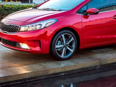 Kia Forte فيس ليفت الثاني، سيدان — منظر أمامي أيمن