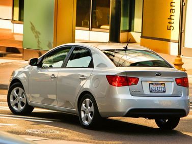 Kia Forte I، سيدان — منظر خلفي أيمن