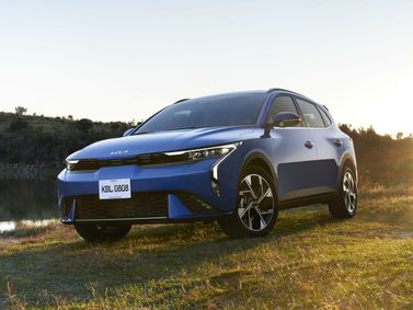 Kia K3 III (BL7)، هاتشباك 5 أبواب — منظر أمامي بزاوية ثلاثة أرباع
