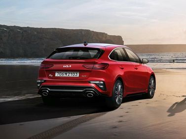 Kia K3 فيس ليفت الثاني، هاتشباك 5 أبواب — منظر خلفي بزاوية ثلاثة أرباع