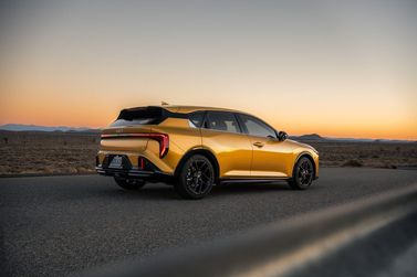 Kia K4، هاتشباك 5 أبواب — منظر خلفي بزاوية ثلاثة أرباع