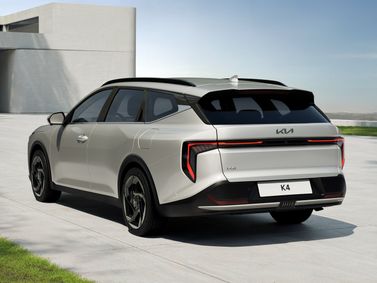 Kia K4، واجون 5 أبواب Sportswagon — منظر خلفي بزاوية ثلاثة أرباع