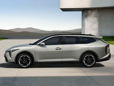 Kia K4، واجون 5 أبواب Sportswagon — منظر من الجانب الأيسر