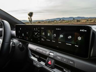 Kia K4، سيدان — شاشة نظام المعلومات والترفيه