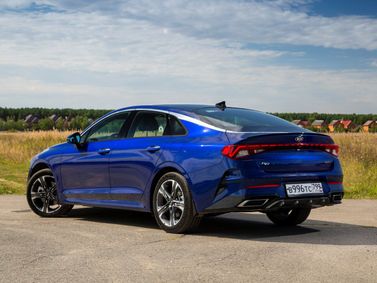 Kia K5 ثالثاً، سيدان — منظر خلفي أيمن