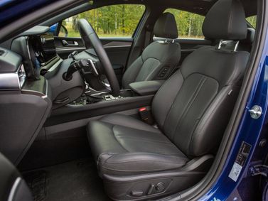 Kia K5 ثالثاً، سيدان — منطقة السائق