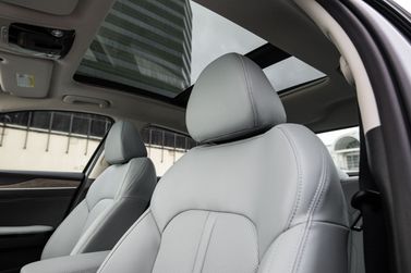 Kia K5 ثالثاً، سيدان — المقاعد الأمامية