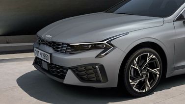 Kia K5 III Рестайлинг, Седан — вид спереди в три четверти