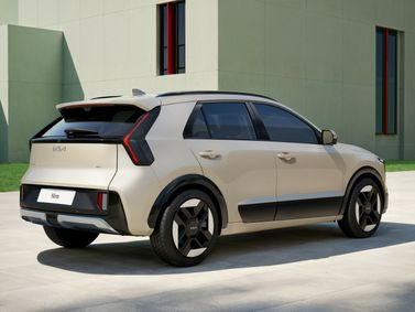 Kia Niro II Рестайлинг, Внедорожник 5 дв. — вид сзади в три четверти