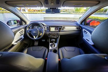 Kia Niro I, Внедорожник 5 дв. — общий вид салона