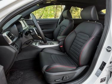 Kia Optima فيس ليفت IV، سيدان — المقاعد الأمامية
