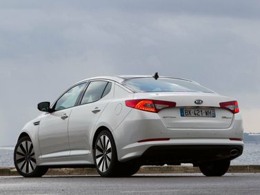 Kia Optima ثالثاً، سيدان — منظر خلفي أيسر