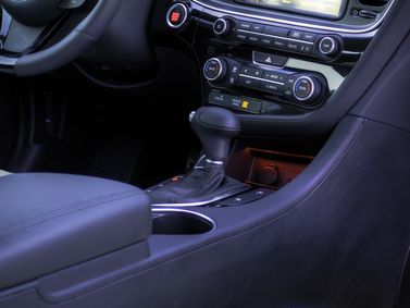 Kia Optima ثالثاً فيس ليفت، سيدان — الكونسول الوسطي