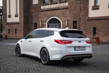 Kia Optima IV Рестайлинг, Универсал 5 дв. — вид сзади справа