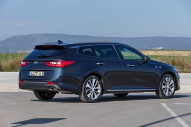 Kia Optima IV, Универсал 5 дв. — вид сзади справа