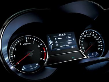 Kia Optima ثالثاً فيس ليفت، سيدان — لوحة العدادات