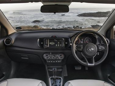 Kia Pegas، سيدان — منطقة السائق