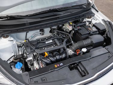 Kia Pegas، سيدان — حجرة المحرك