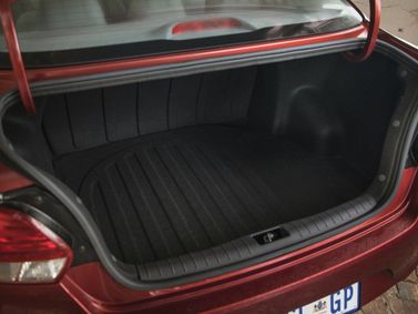 Kia Pegas، سيدان — حجرة الأمتعة