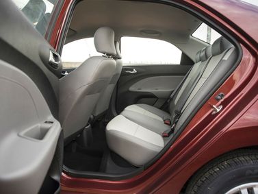 Kia Pegas، سيدان — المقاعد الخلفية
