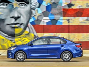 Kia Rio IV (السوق العالمية)، سيدان — منظر من الجانب الأيسر
