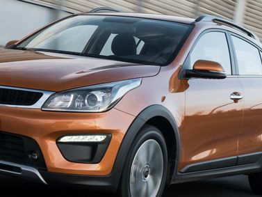 Kia Rio رابعاً، هاتشباك 5 أبواب X-Line — منظر أمامي أيمن
