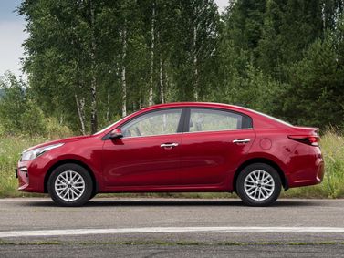 Kia Rio رابعاً، سيدان — منظر من الجانب الأيمن
