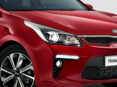 Kia Rio رابعاً، سيدان — الجزء الأمامي من السيارة عن قرب