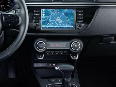 Kia Rio رابعاً، سيدان — الكونسول الوسطي