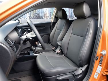 Kia Rio رابعاً، هاتشباك 5 أبواب X-Line — المقاعد الأمامية