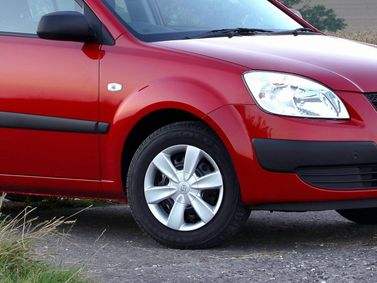 Kia Rio ثانياً، هاتشباك 5 أبواب — منظر أمامي أيسر